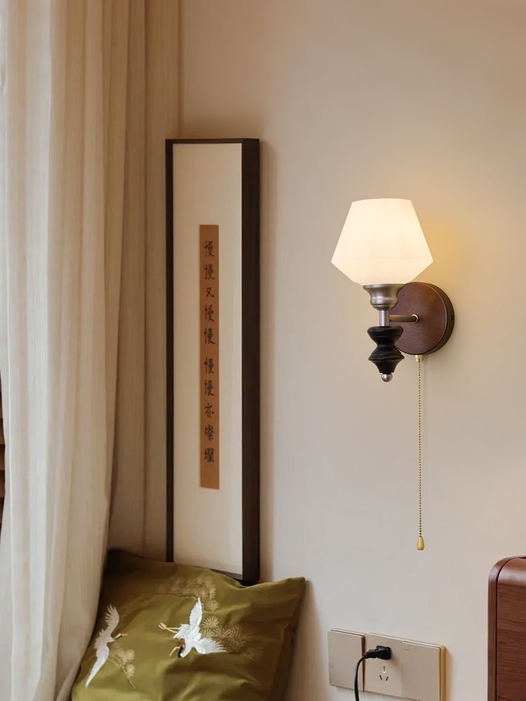 Lucille Elegance Classic Kunstglas-Holz-Wandleuchte