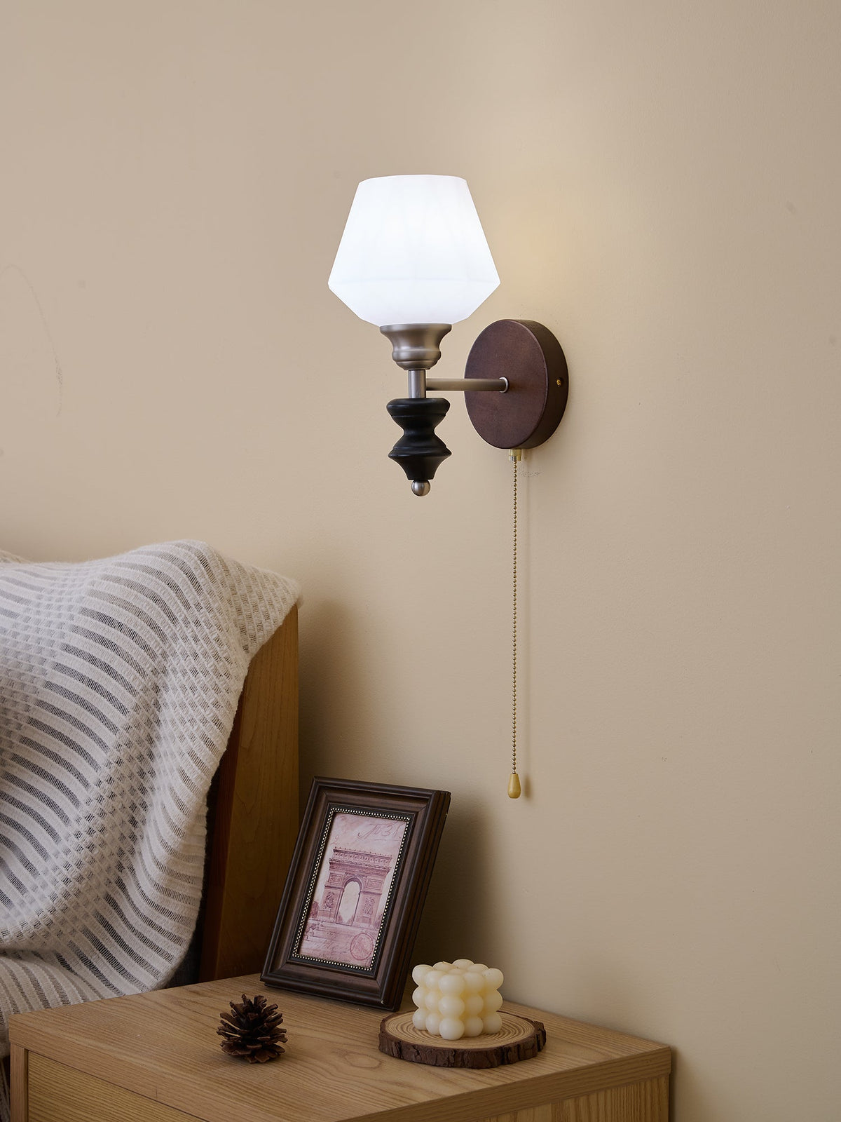 Lucille Elegance Classic Kunstglas-Holz-Wandleuchte