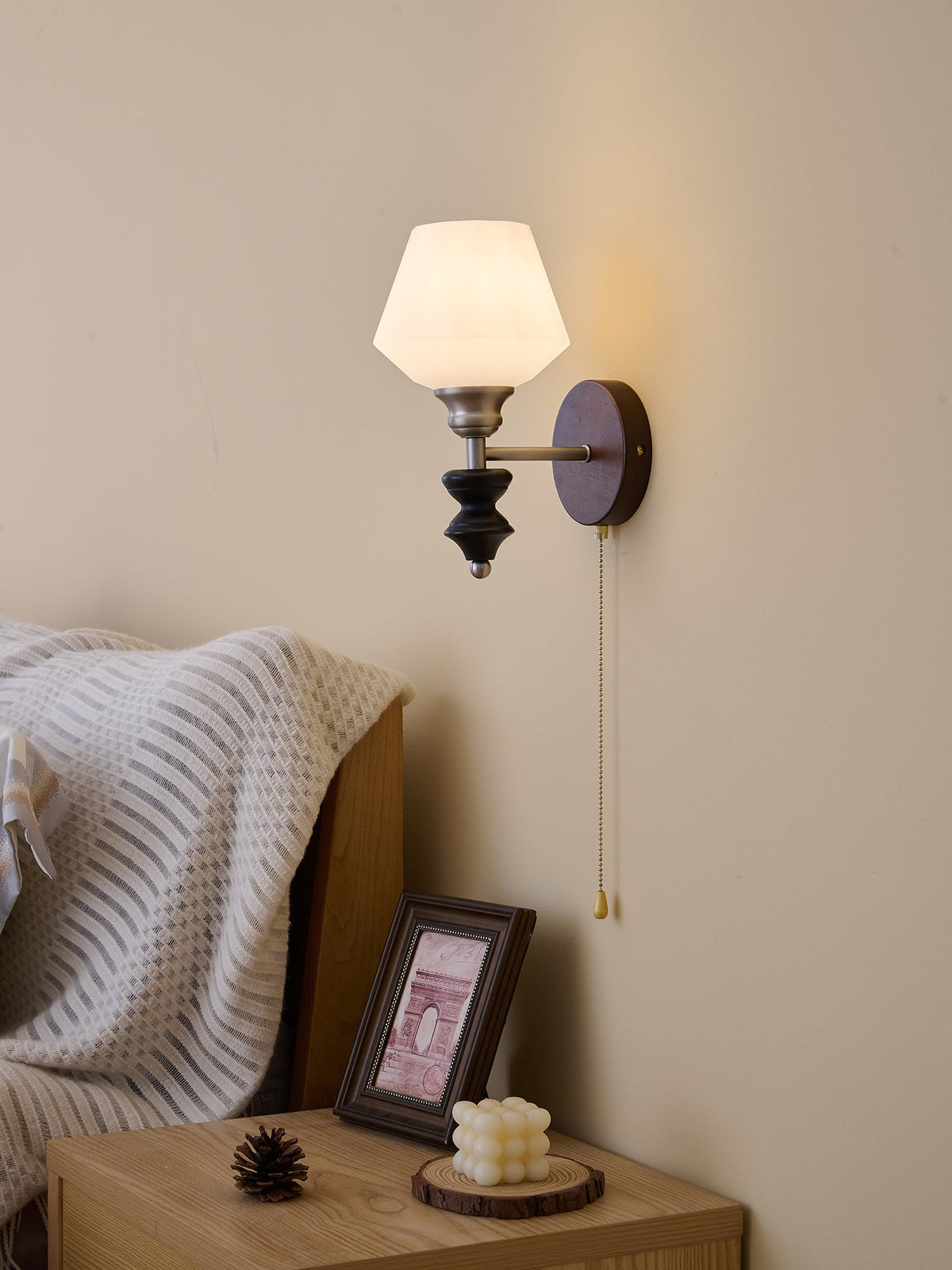 Lucille Elegance Classic Kunstglas-Holz-Wandleuchte