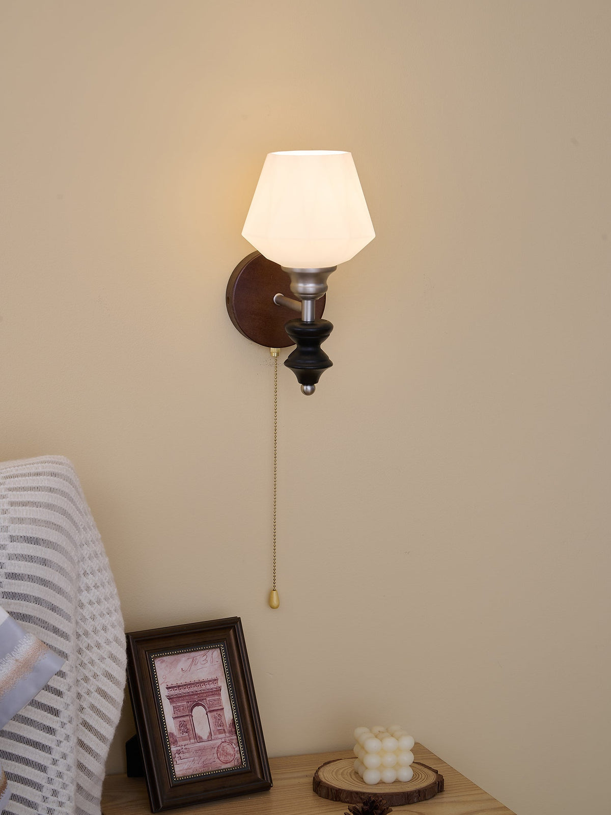 Lucille Elegance Classic Kunstglas-Holz-Wandleuchte