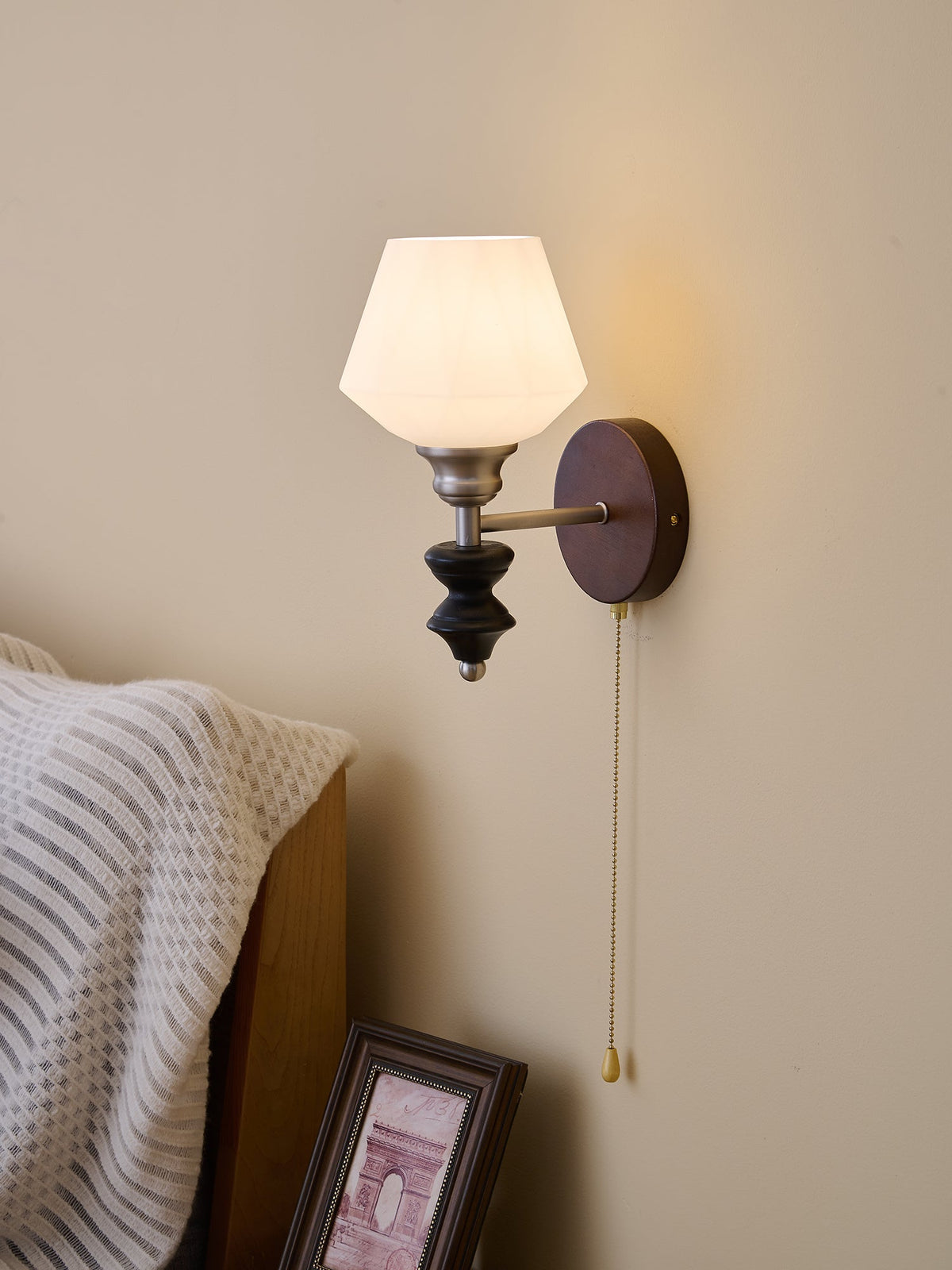 Lucille Elegance Classic Kunstglas-Holz-Wandleuchte