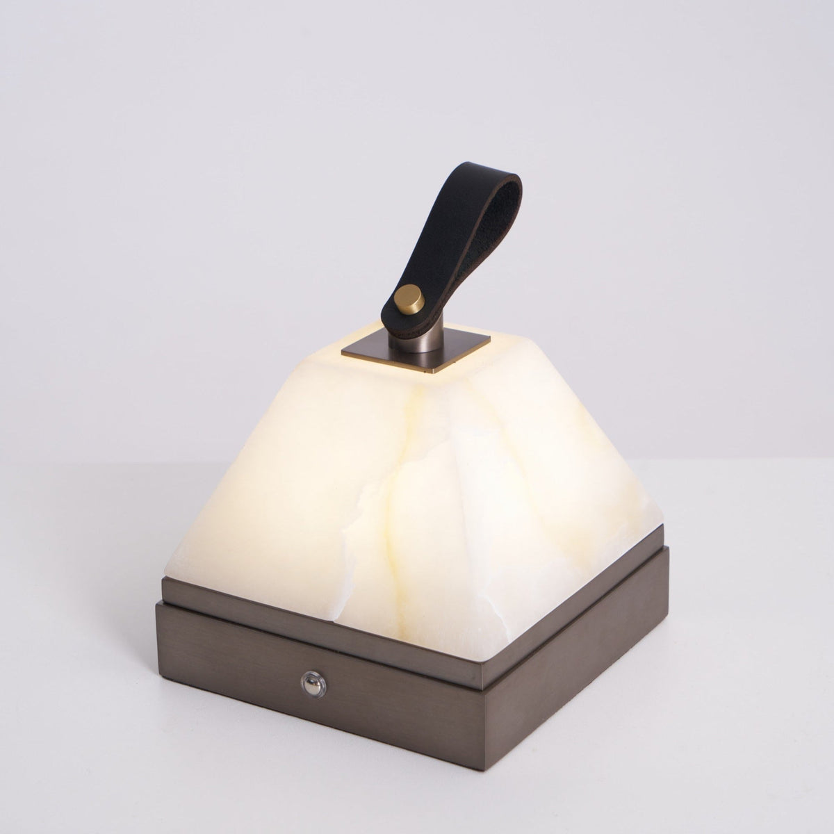 Pyramidale Alabaster-Tischleuchte mit Ledergriff
