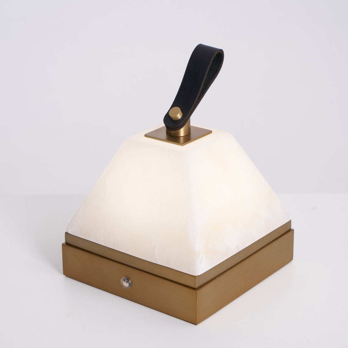 Pyramidale Alabaster-Tischleuchte mit Ledergriff