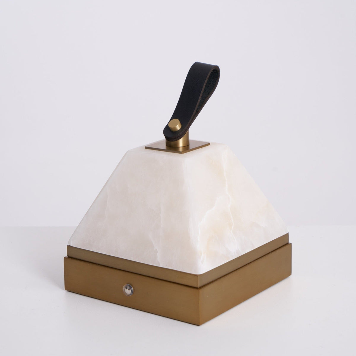 Pyramidale Alabaster-Tischleuchte mit Ledergriff