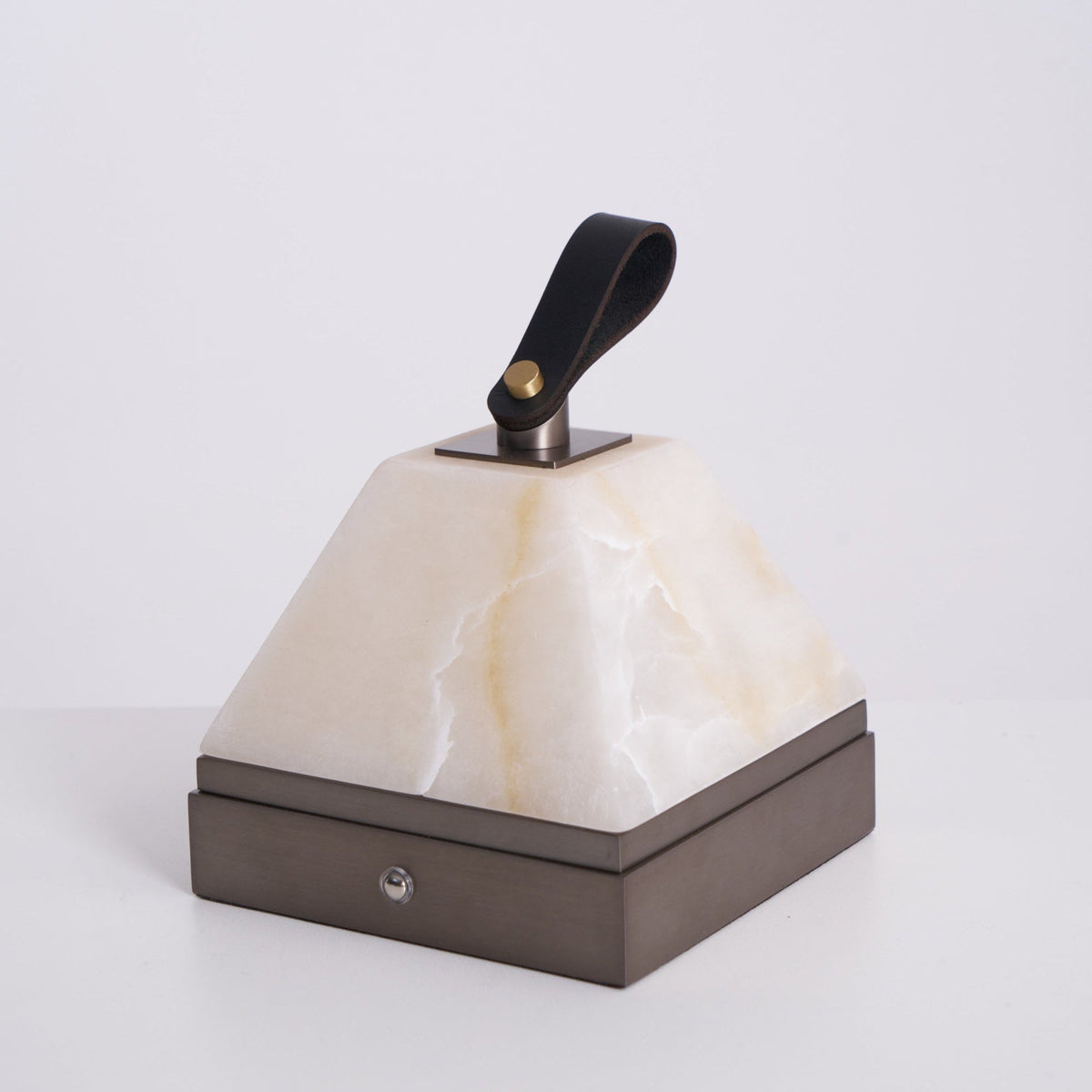 Pyramidale Alabaster-Tischleuchte mit Ledergriff