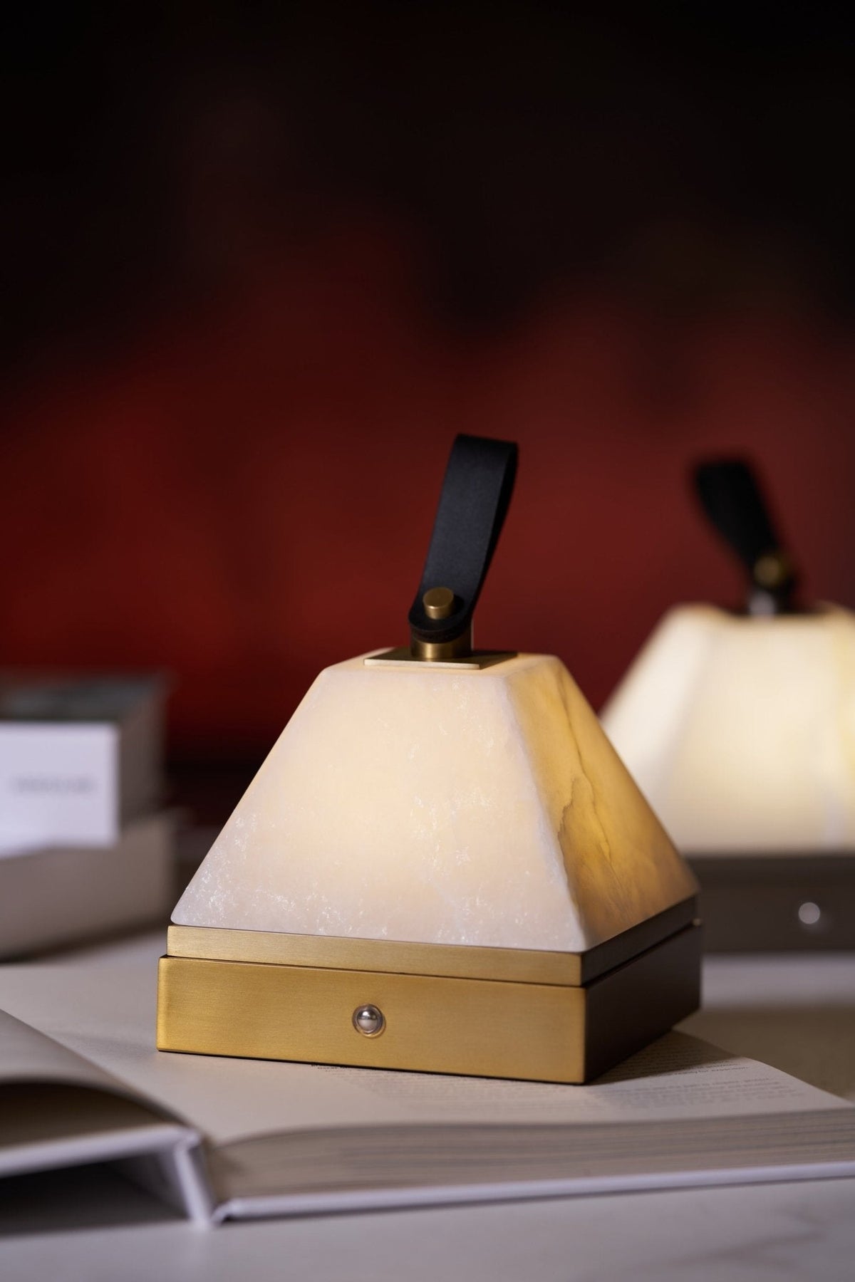 Pyramidale Alabaster-Tischleuchte mit Ledergriff