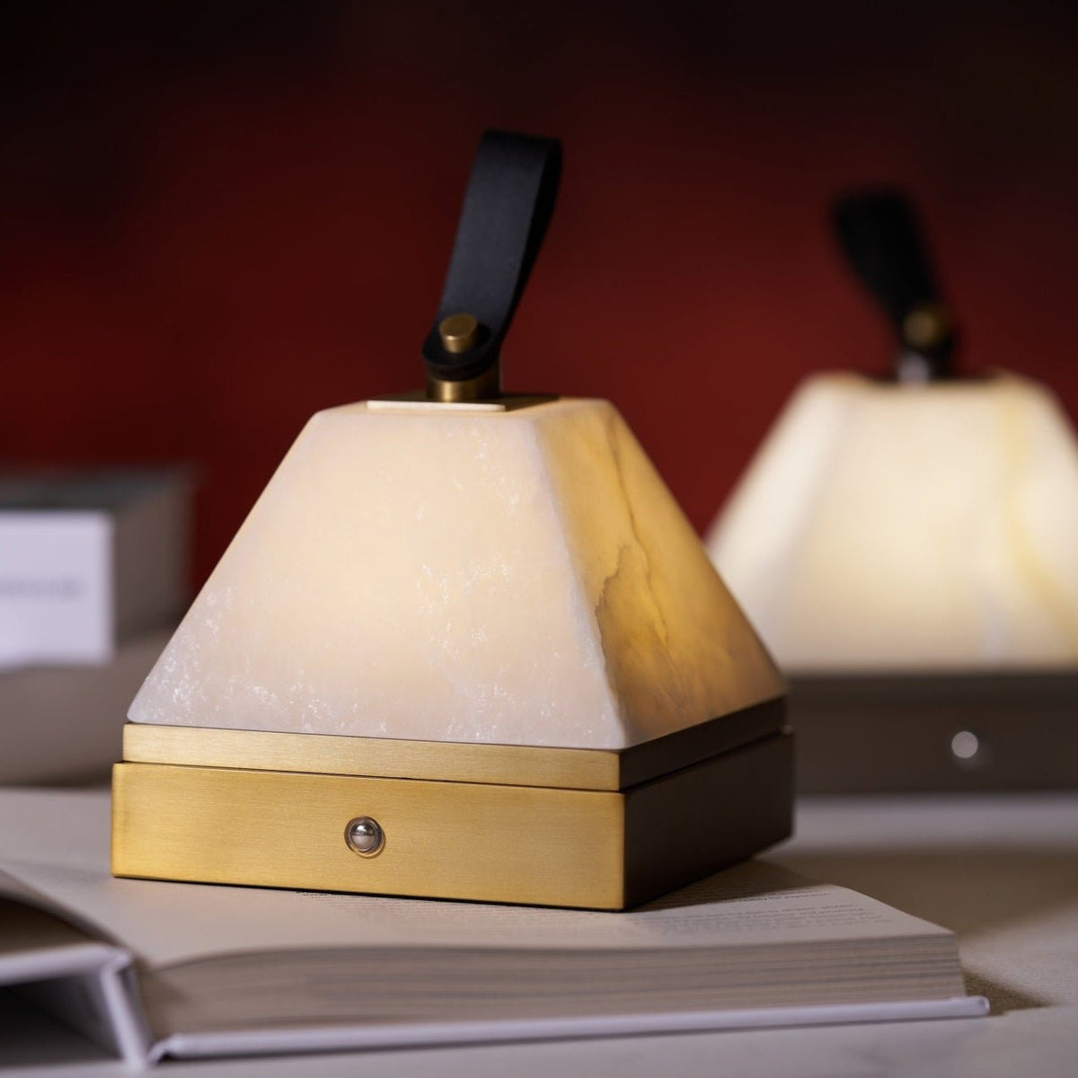 Pyramidale Alabaster-Tischleuchte mit Ledergriff