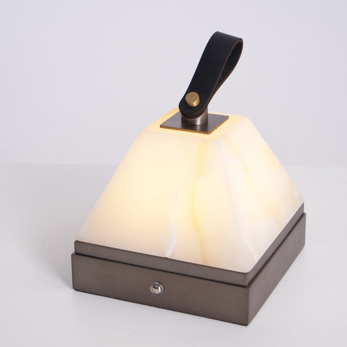 Pyramidale Alabaster-Tischleuchte mit Ledergriff