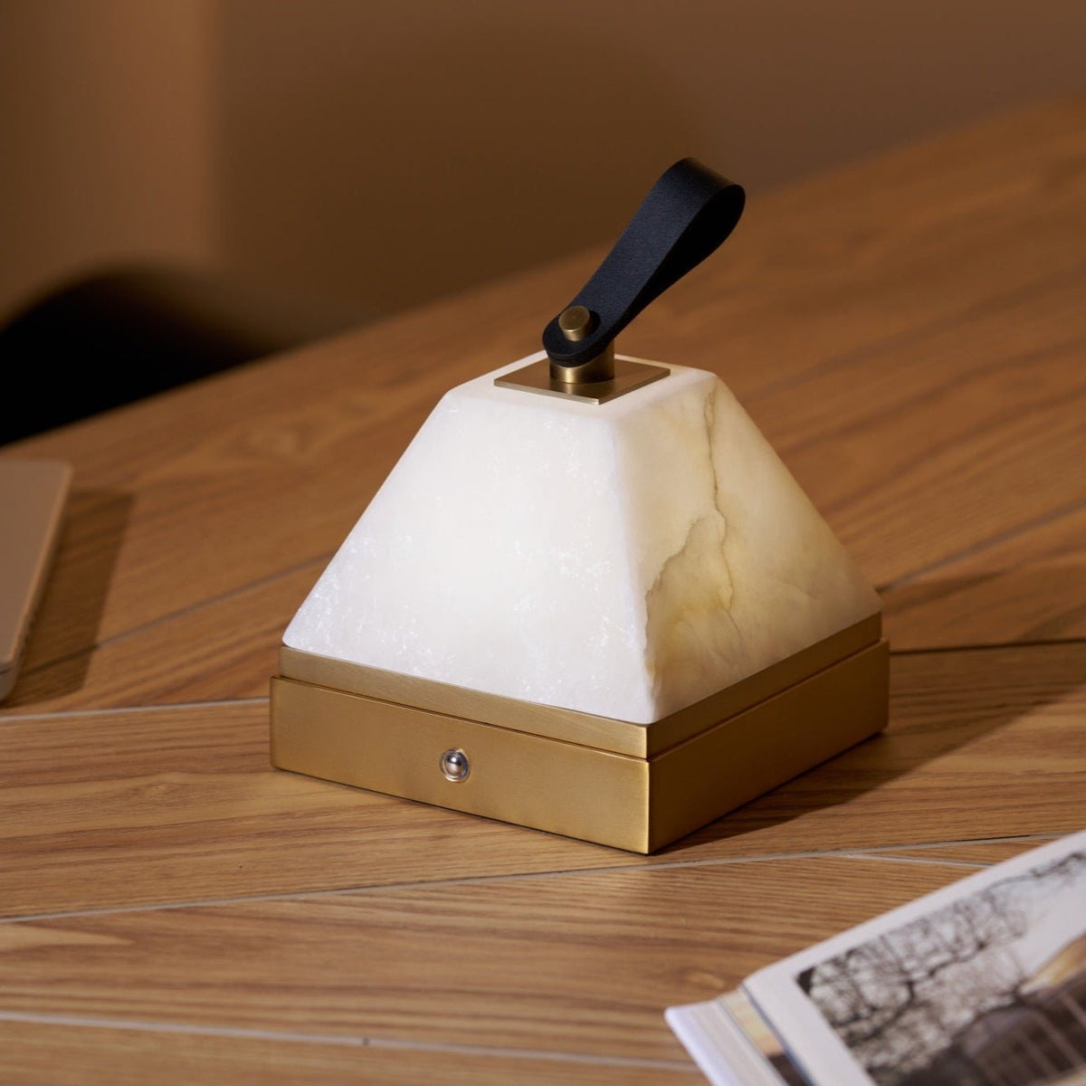 Pyramidale Alabaster-Tischleuchte mit Ledergriff