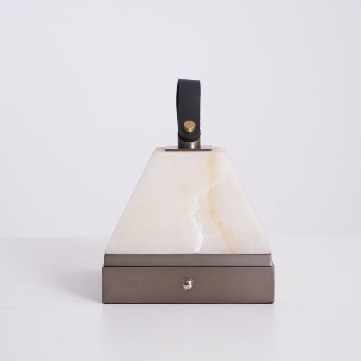 Pyramidale Alabaster-Tischleuchte mit Ledergriff