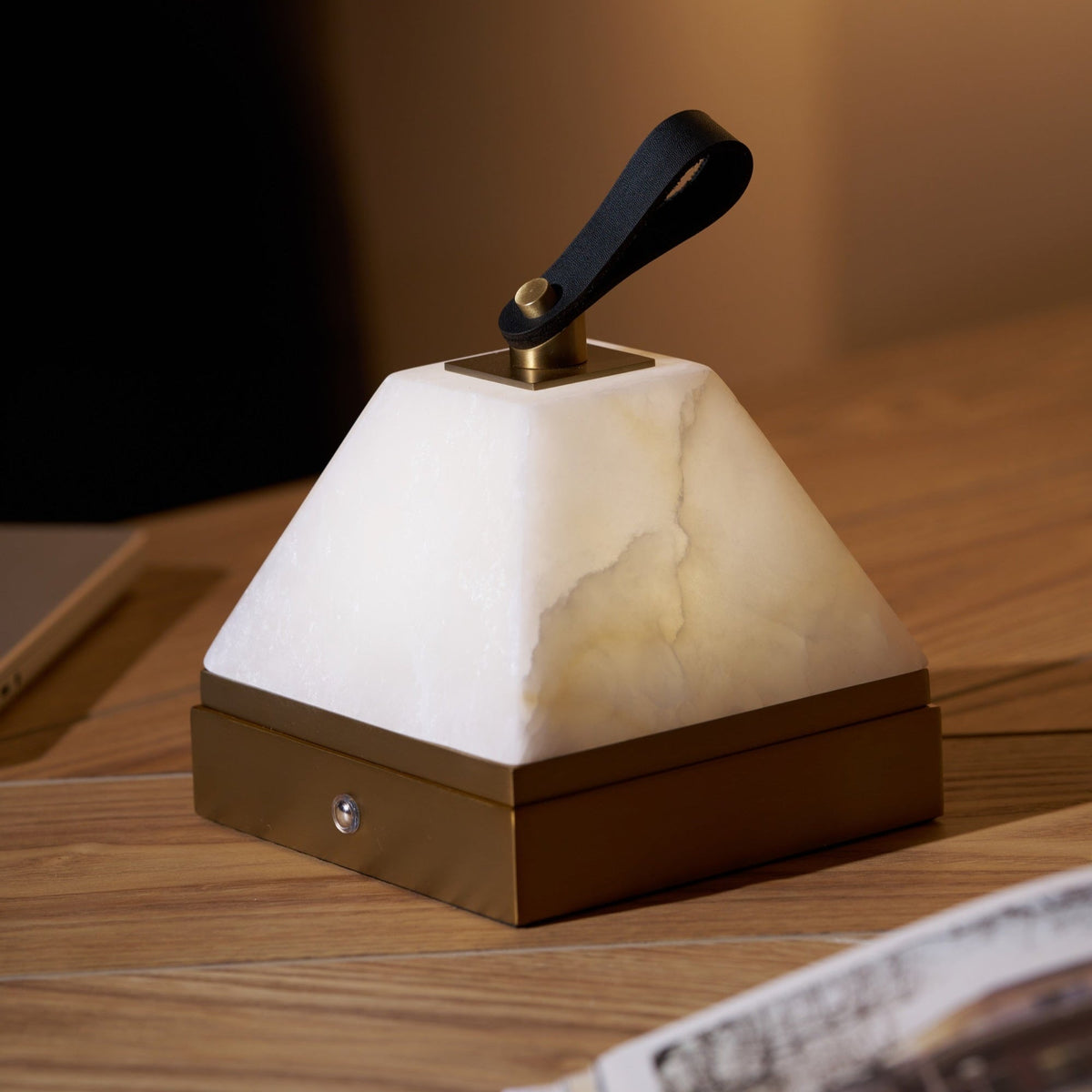 Pyramidale Alabaster-Tischleuchte mit Ledergriff