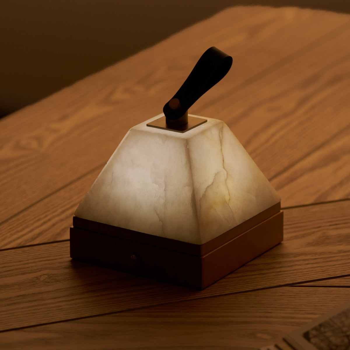 Pyramidale Alabaster-Tischleuchte mit Ledergriff