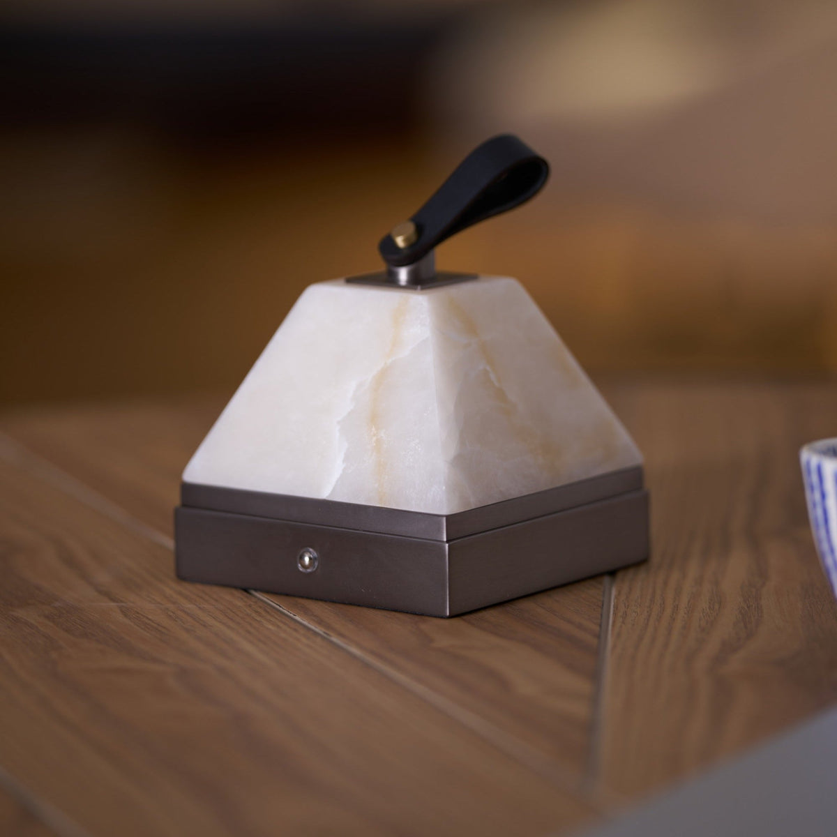 Pyramidale Alabaster-Tischleuchte mit Ledergriff