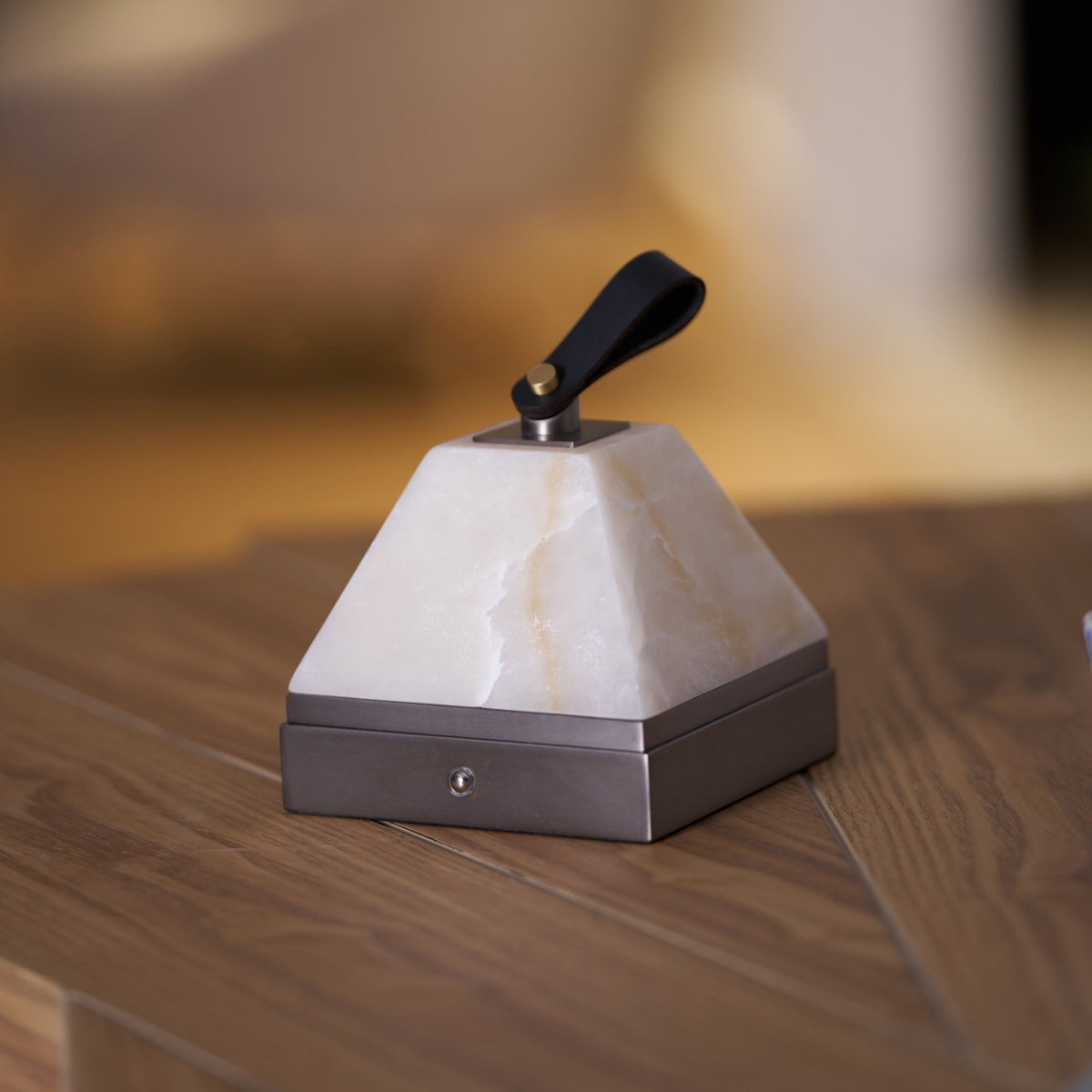 Pyramidale Alabaster-Tischleuchte mit Ledergriff