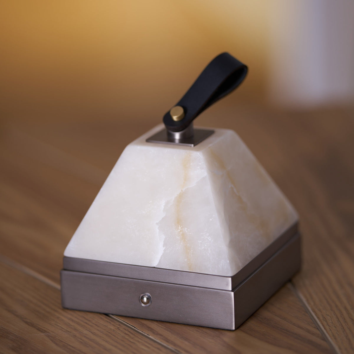 Pyramidale Alabaster-Tischleuchte mit Ledergriff