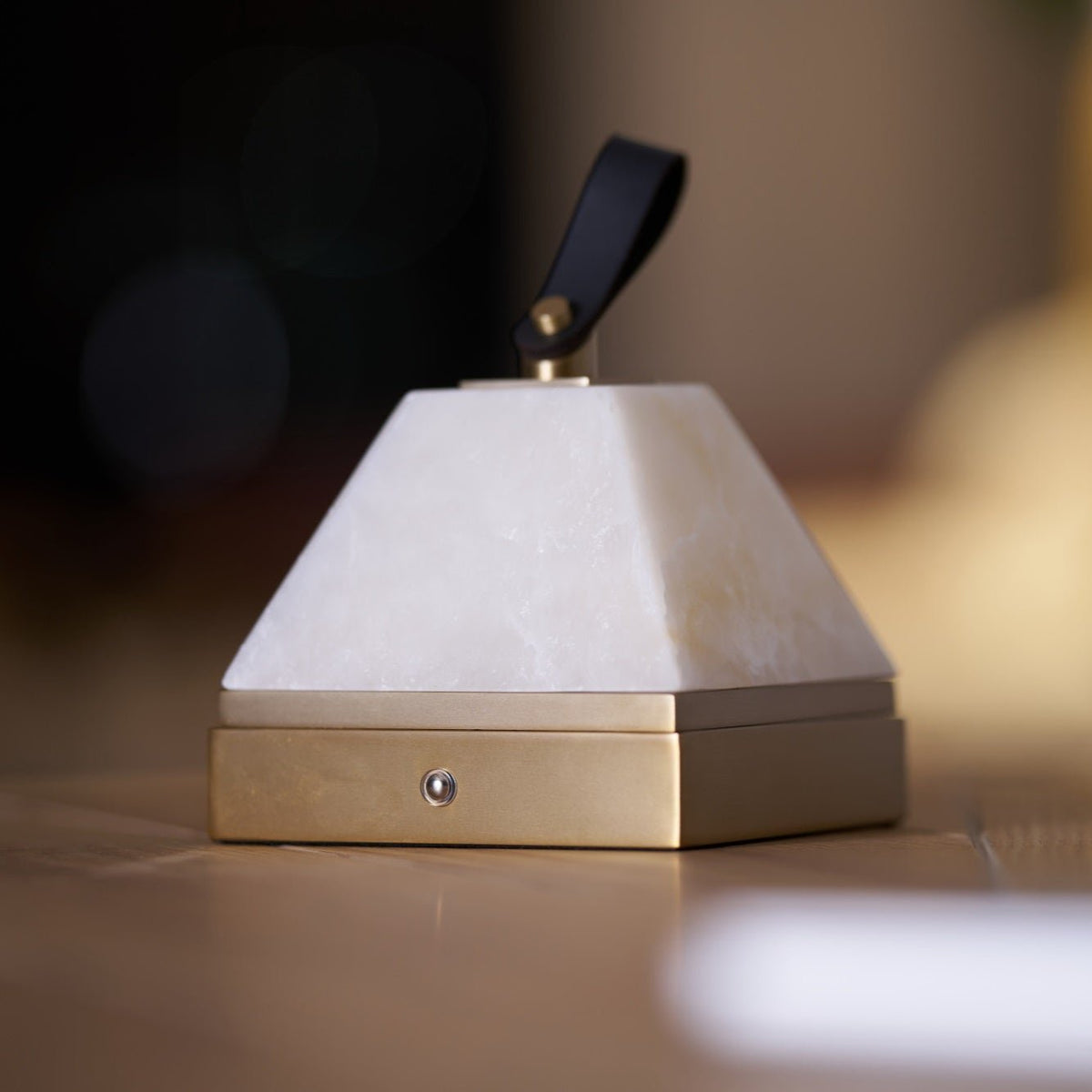Pyramidale Alabaster-Tischleuchte mit Ledergriff