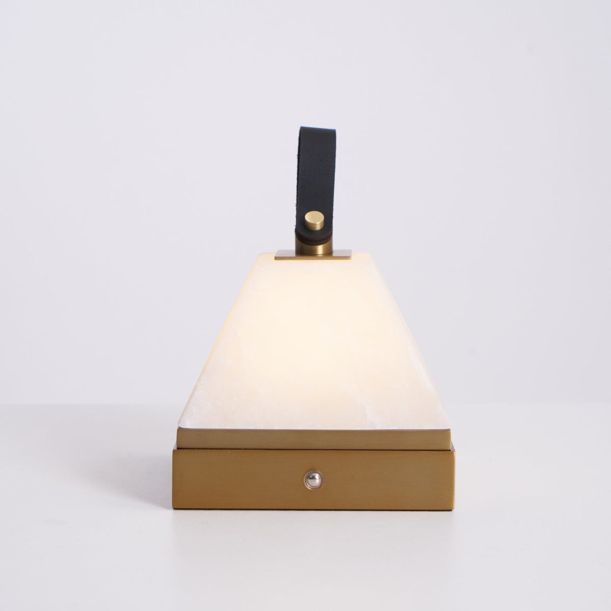 Pyramidale Alabaster-Tischleuchte mit Ledergriff