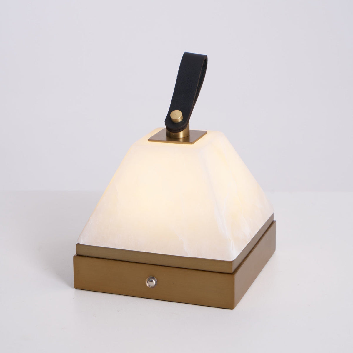 Pyramidale Alabaster-Tischleuchte mit Ledergriff