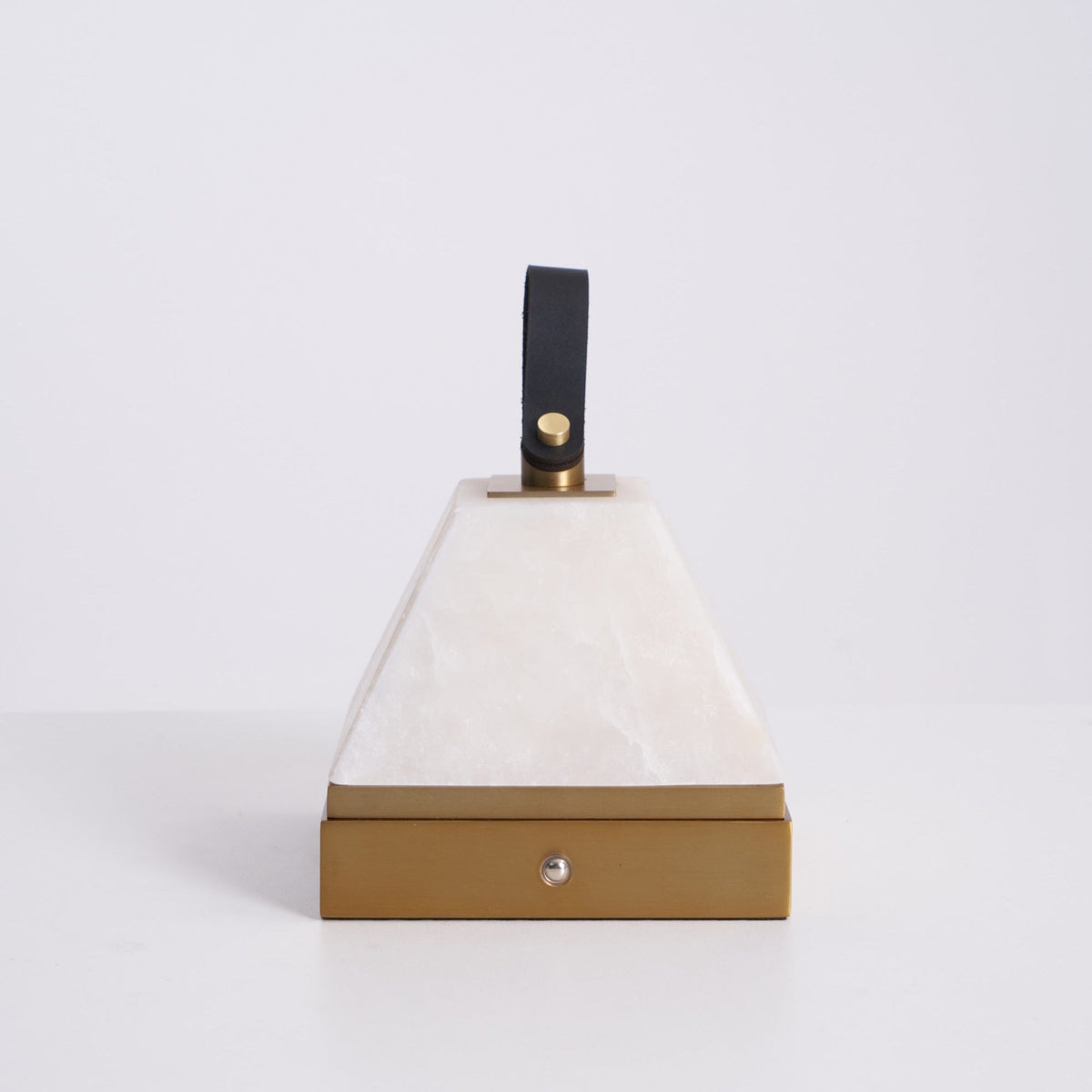 Pyramidale Alabaster-Tischleuchte mit Ledergriff