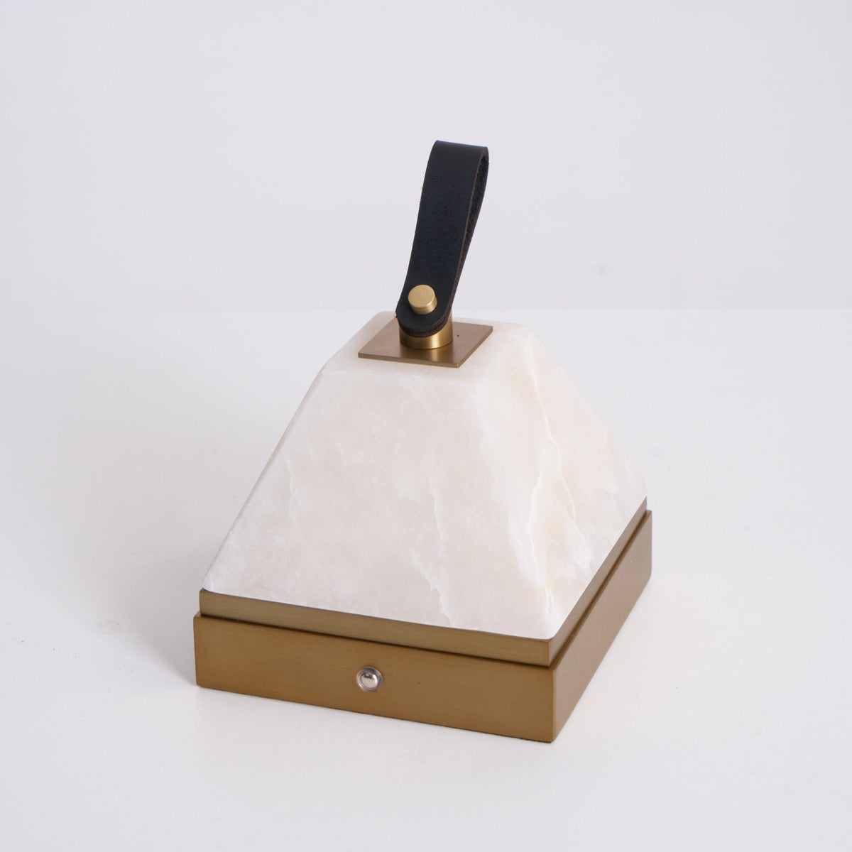 Pyramidale Alabaster-Tischleuchte mit Ledergriff