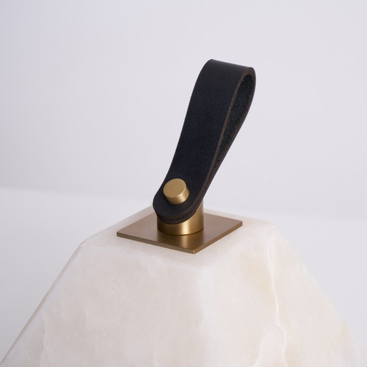 Pyramidale Alabaster-Tischleuchte mit Ledergriff