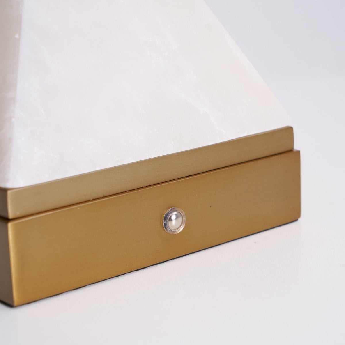 Pyramidale Alabaster-Tischleuchte mit Ledergriff