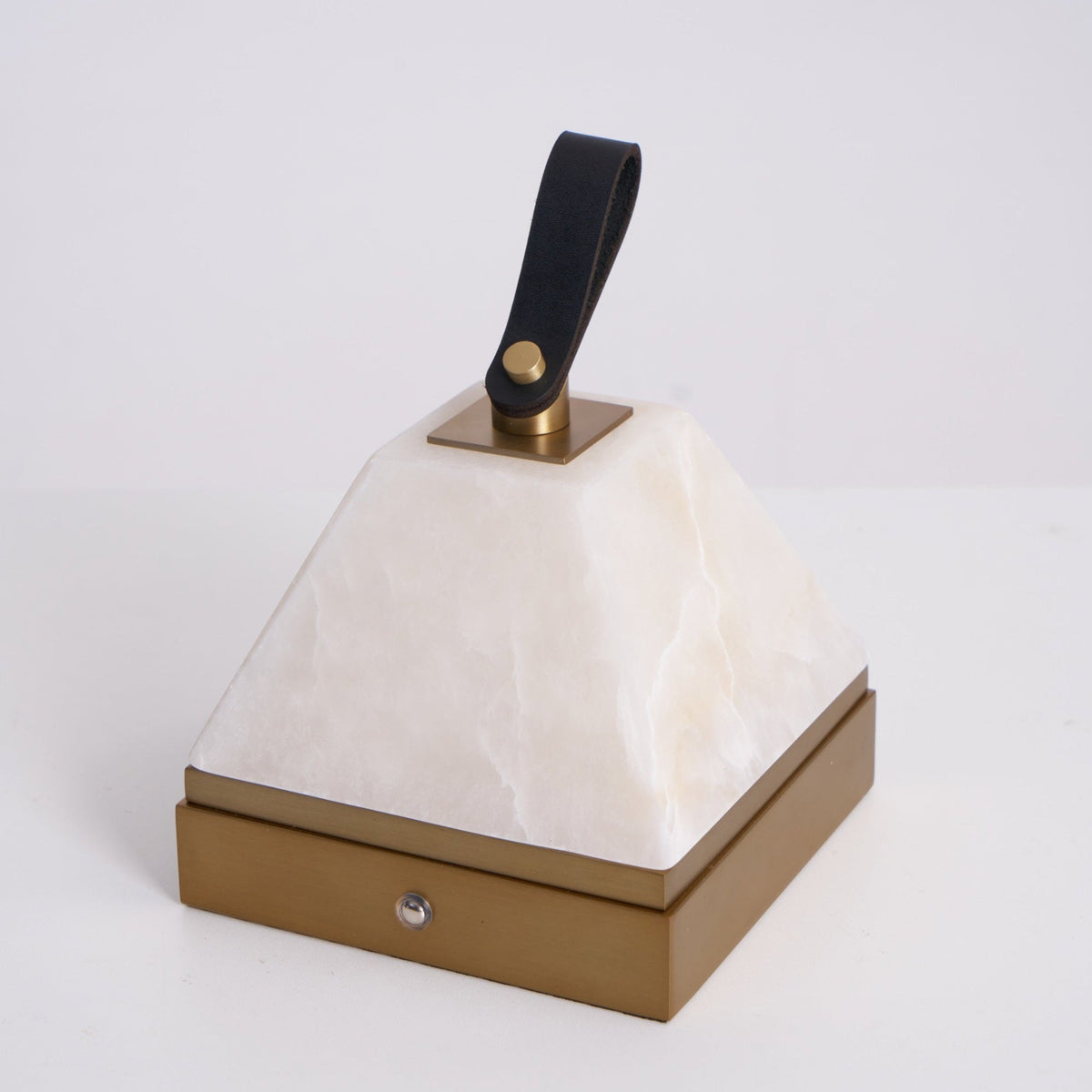 Pyramidale Alabaster-Tischleuchte mit Ledergriff