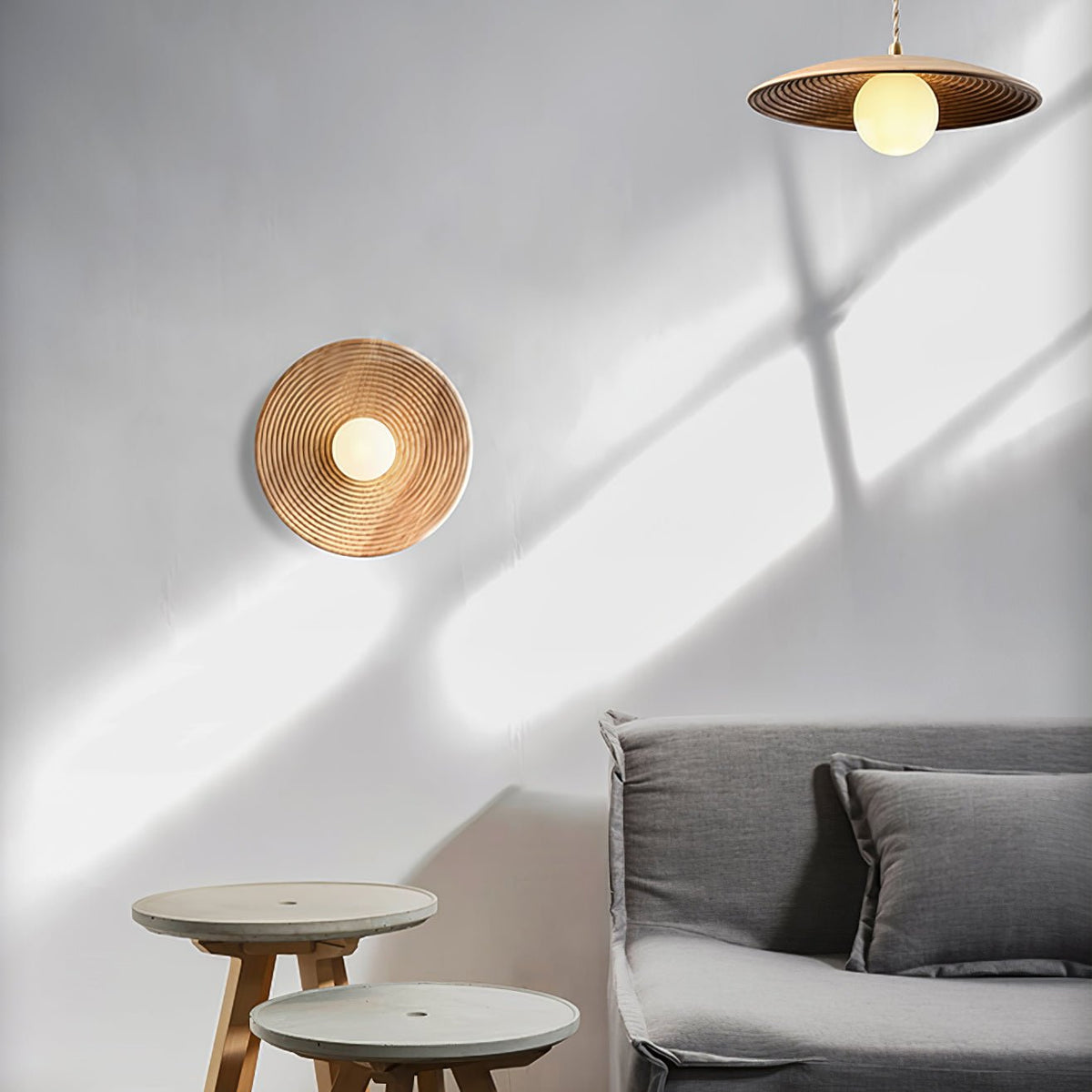 Aldenise zeitgenössische Wandleuchte aus Holz im Kontur-Design