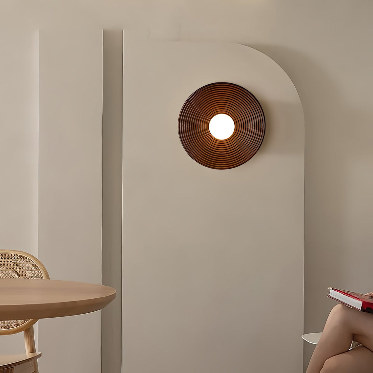 Aldenise zeitgenössische Wandleuchte aus Holz im Kontur-Design