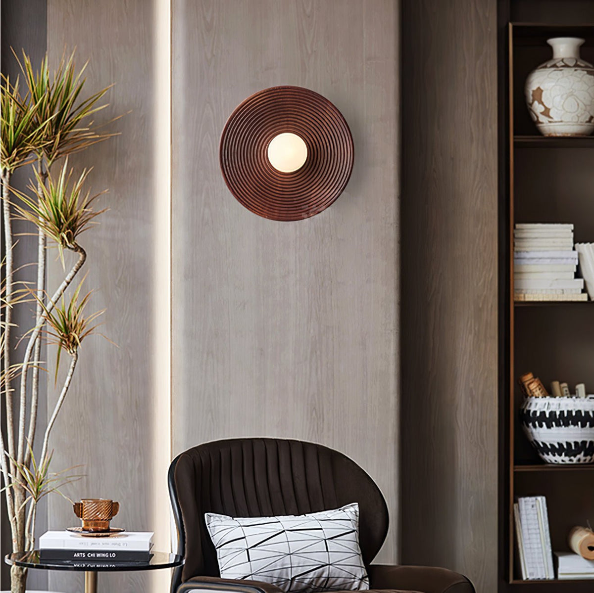 Aldenise zeitgenössische Wandleuchte aus Holz im Kontur-Design