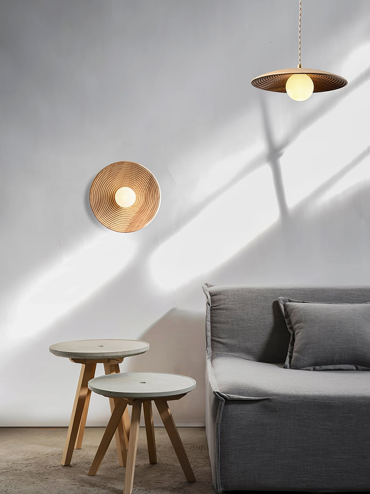 Aldenise zeitgenössische Wandleuchte aus Holz im Kontur-Design