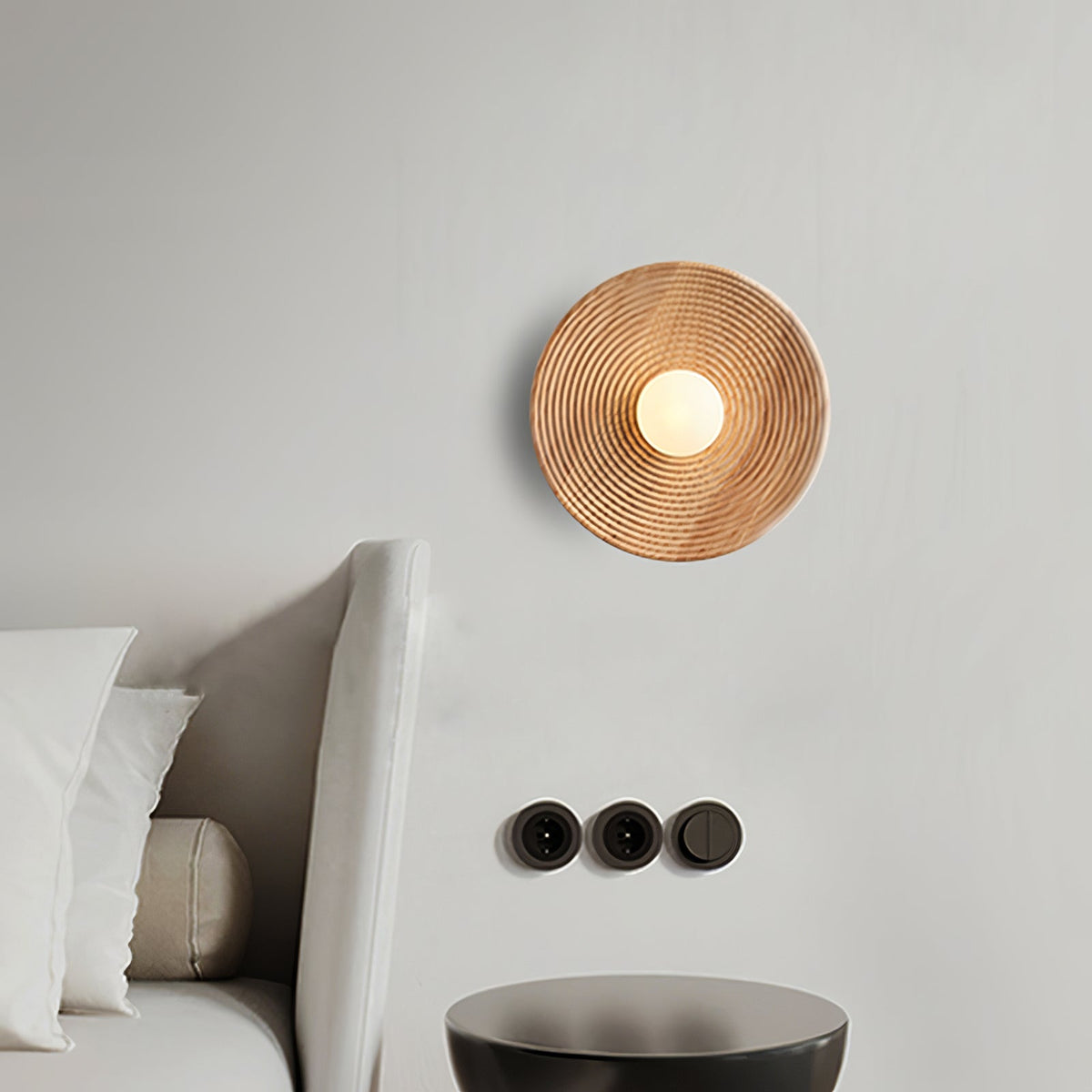 Aldenise zeitgenössische Wandleuchte aus Holz im Kontur-Design