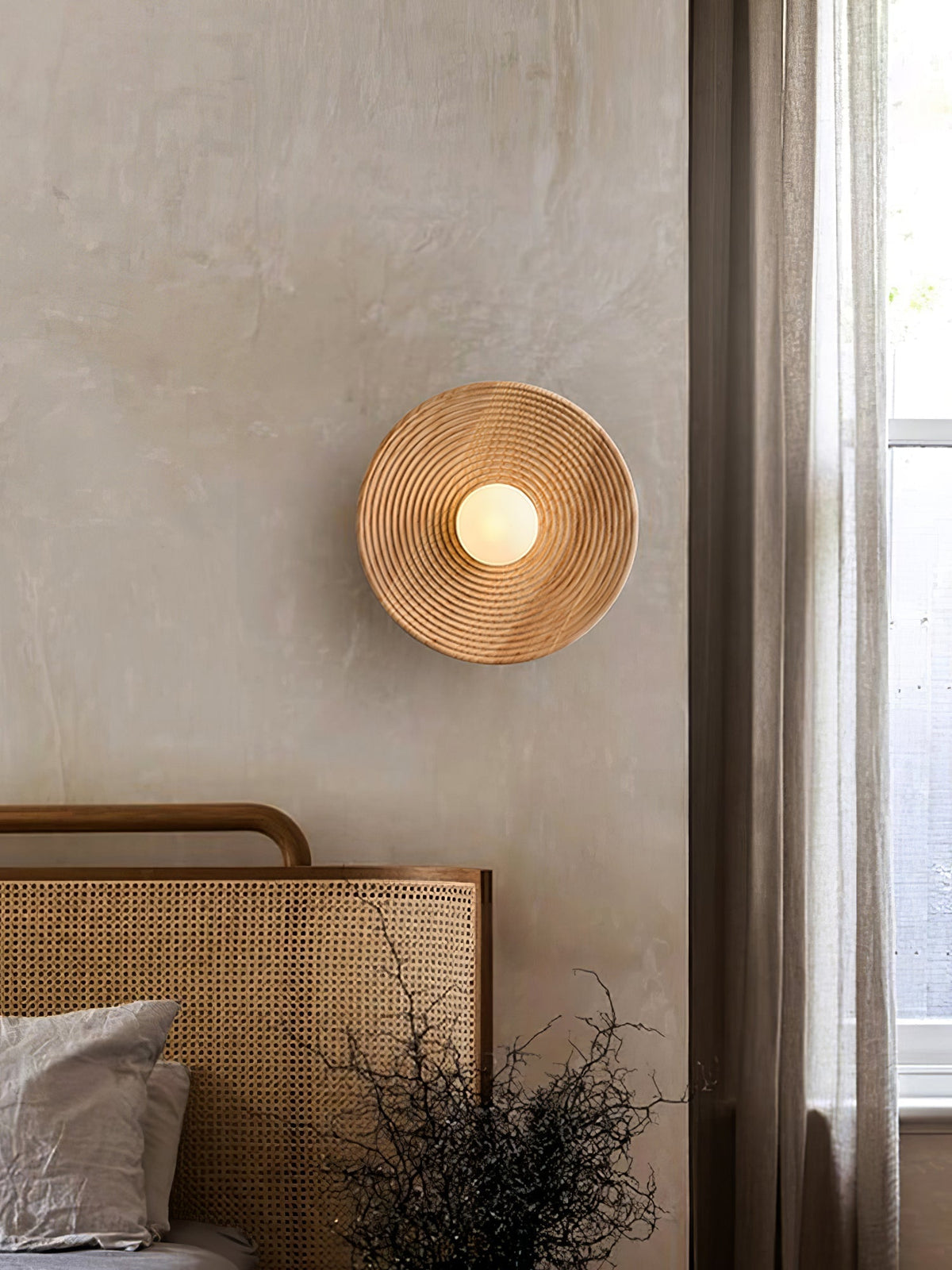 Aldenise zeitgenössische Wandleuchte aus Holz im Kontur-Design