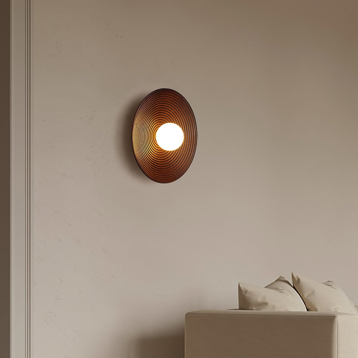 Aldenise zeitgenössische Wandleuchte aus Holz im Kontur-Design