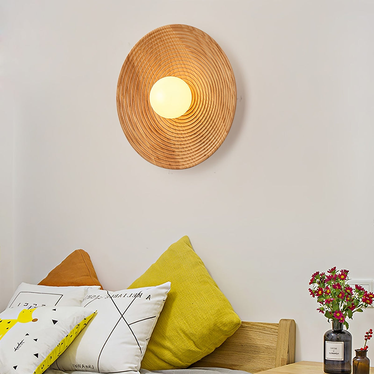 Aldenise zeitgenössische Wandleuchte aus Holz im Kontur-Design