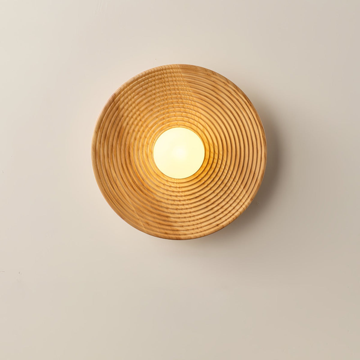 Aldenise zeitgenössische Wandleuchte aus Holz im Kontur-Design