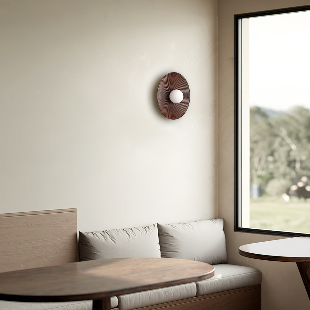 Aldenise zeitgenössische Wandleuchte aus Holz im Kontur-Design