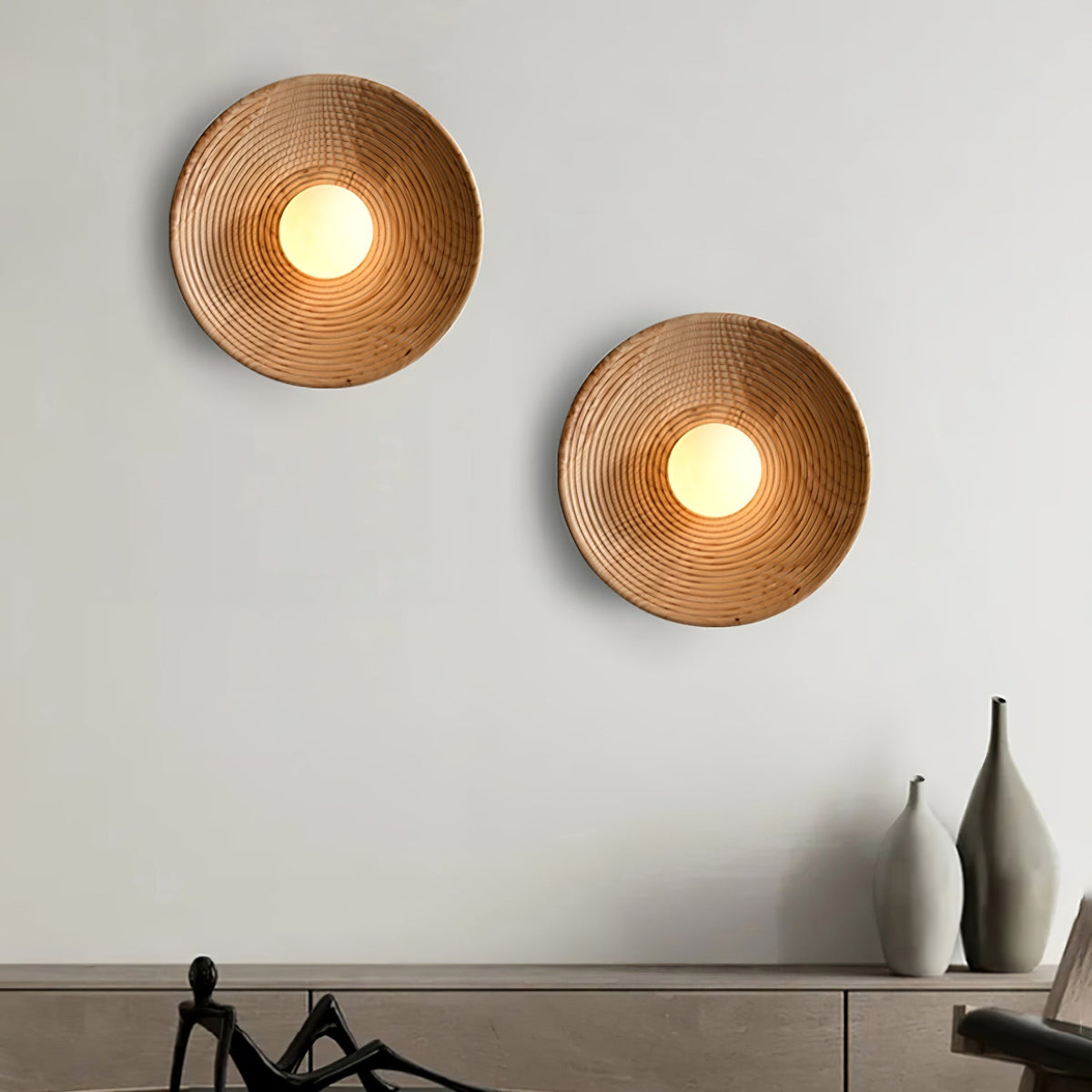 Aldenise zeitgenössische Wandleuchte aus Holz im Kontur-Design