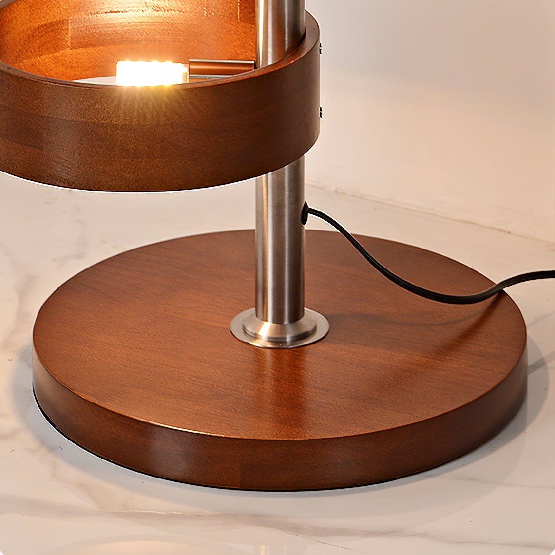 Lynix Stehleuchte aus Holz