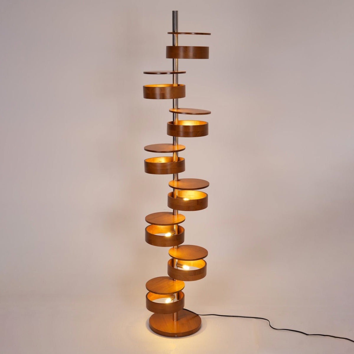 Lynix Stehleuchte aus Holz