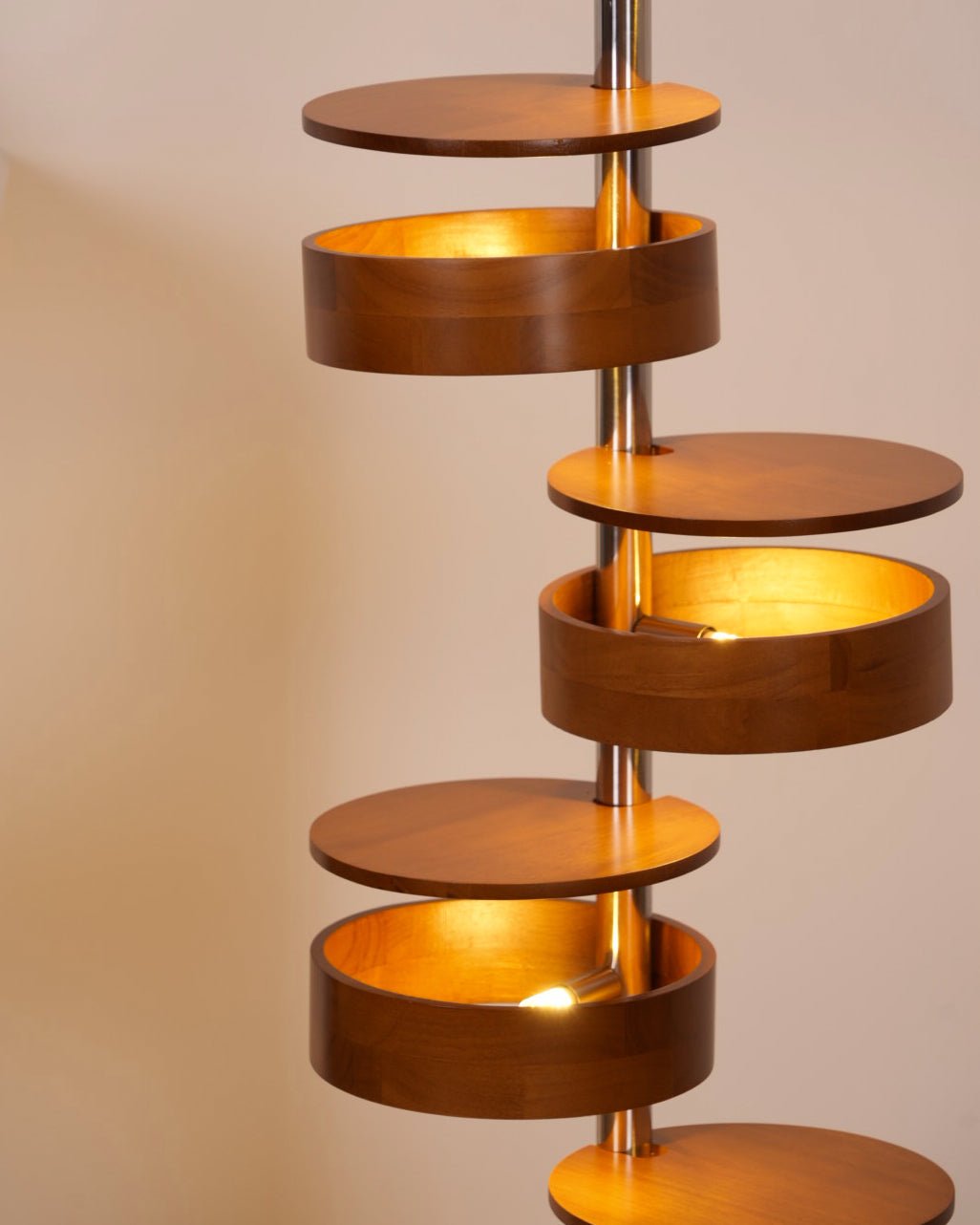 Lynix Stehleuchte aus Holz