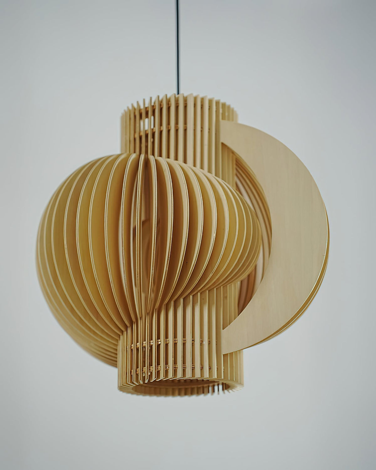 Rinaena Pendelleuchte aus Holz