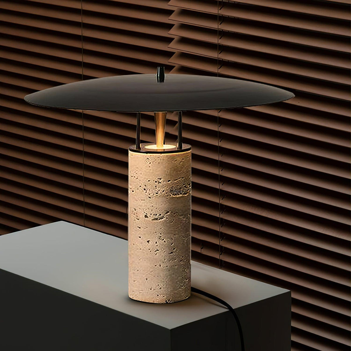 Eara Disc-Pillar Travertine Tischleuchte
