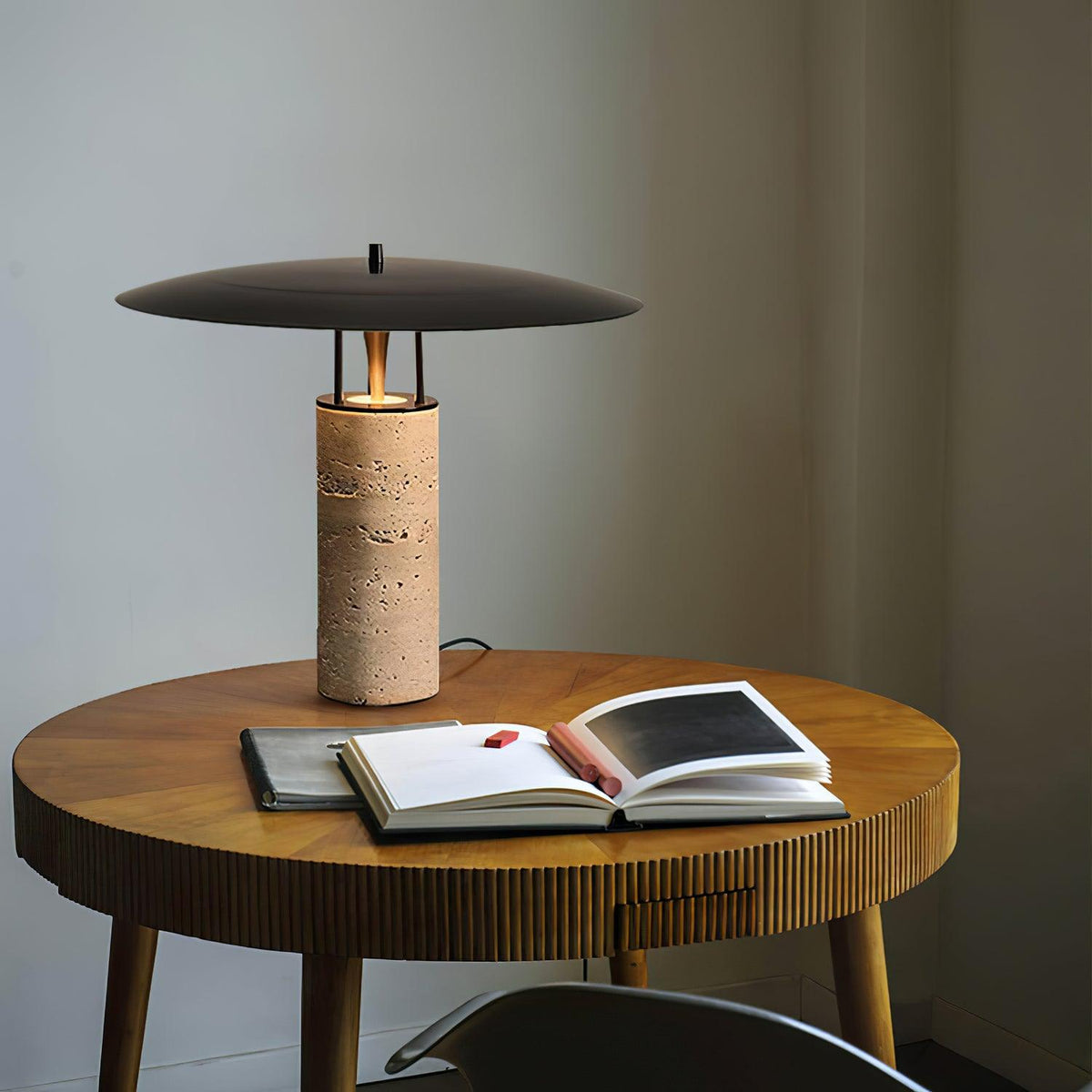 Eara Disc-Pillar Travertine Tischleuchte
