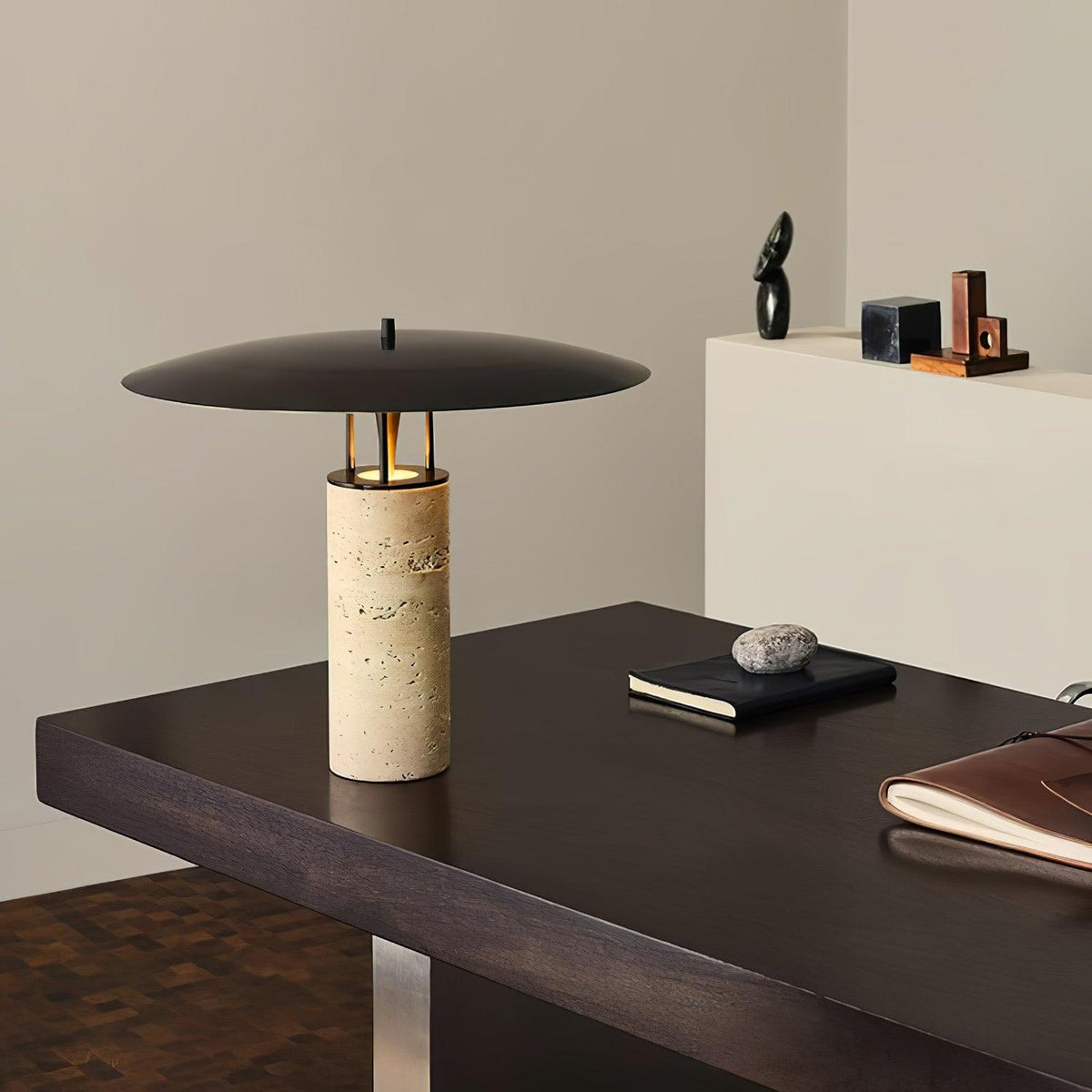 Eara Disc-Pillar Travertine Tischleuchte
