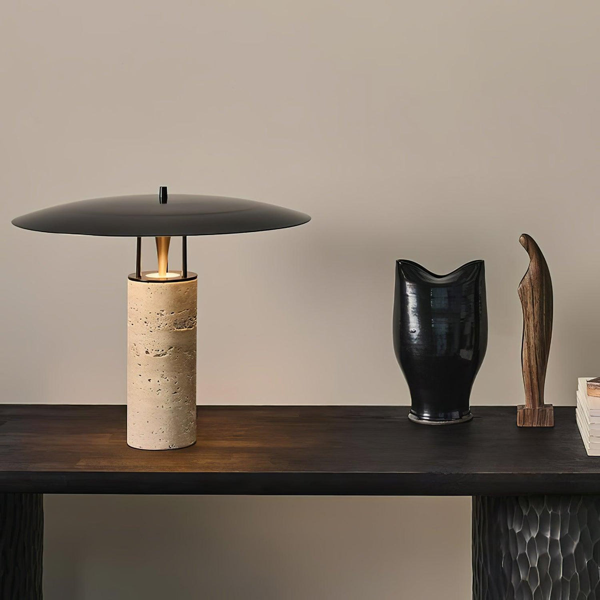 Eara Disc-Pillar Travertine Tischleuchte
