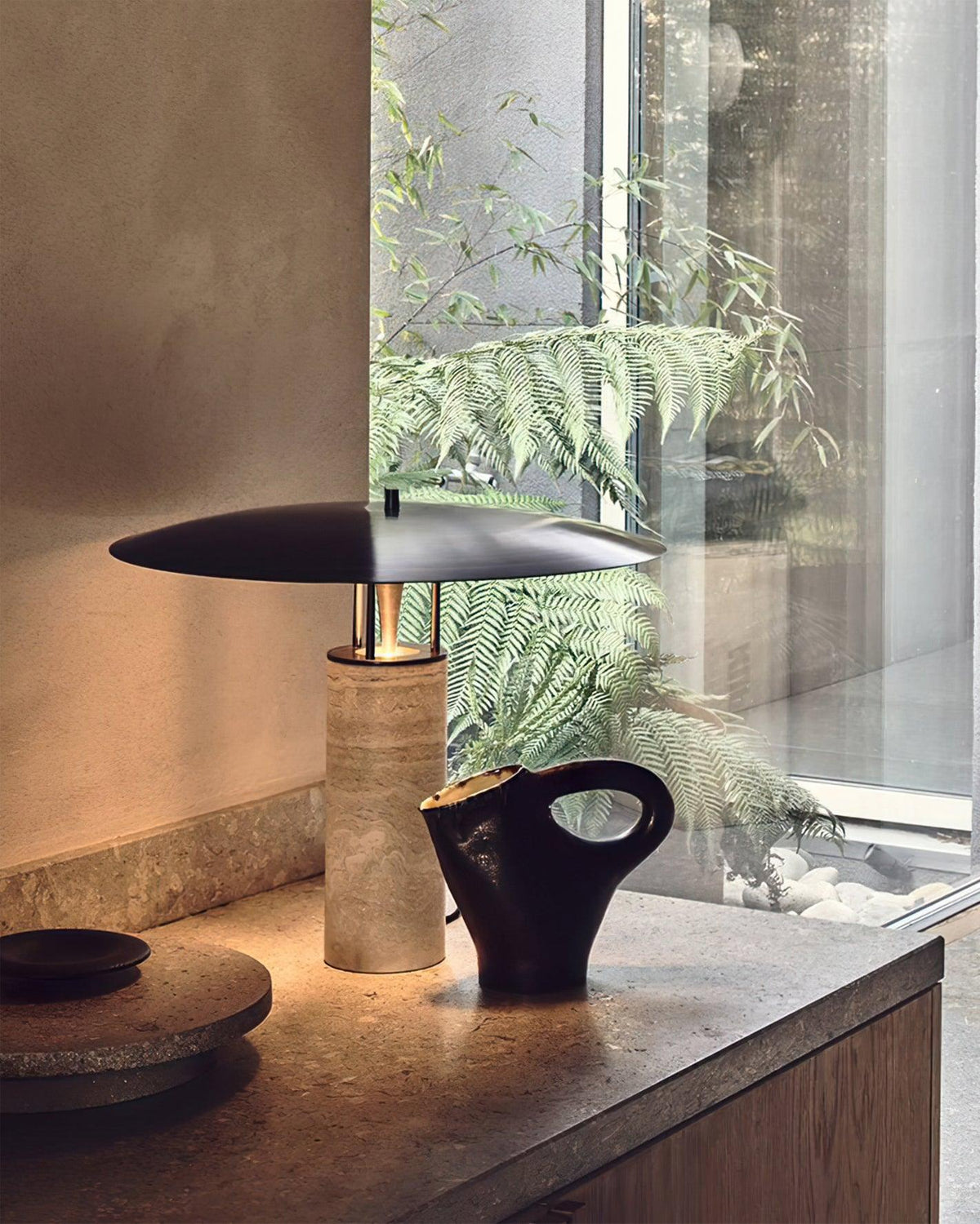 Eara Disc-Pillar Travertine Tischleuchte