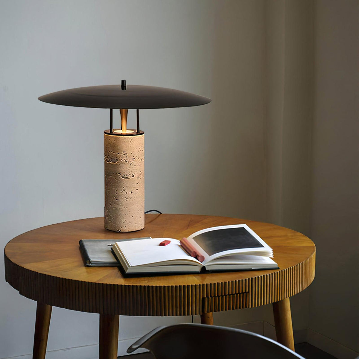 Eara Disc-Pillar Travertine Tischleuchte