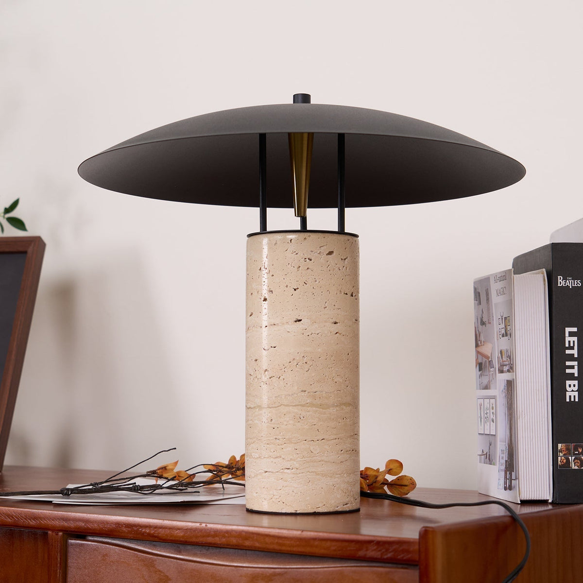 Eara Disc-Pillar Travertine Tischleuchte