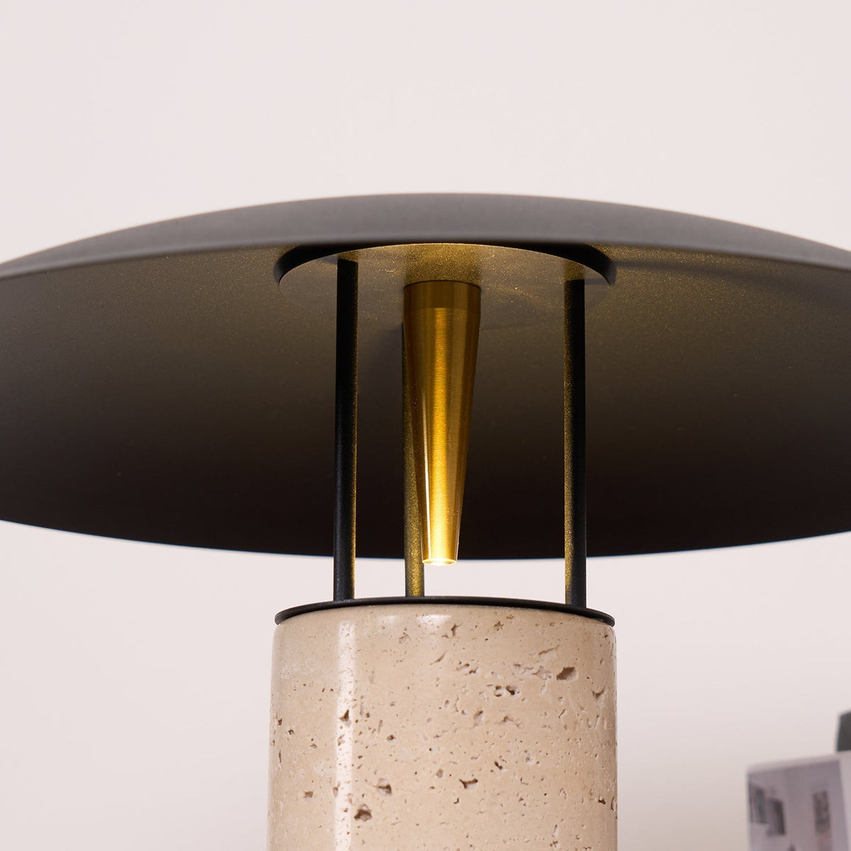 Eara Disc-Pillar Travertine Tischleuchte